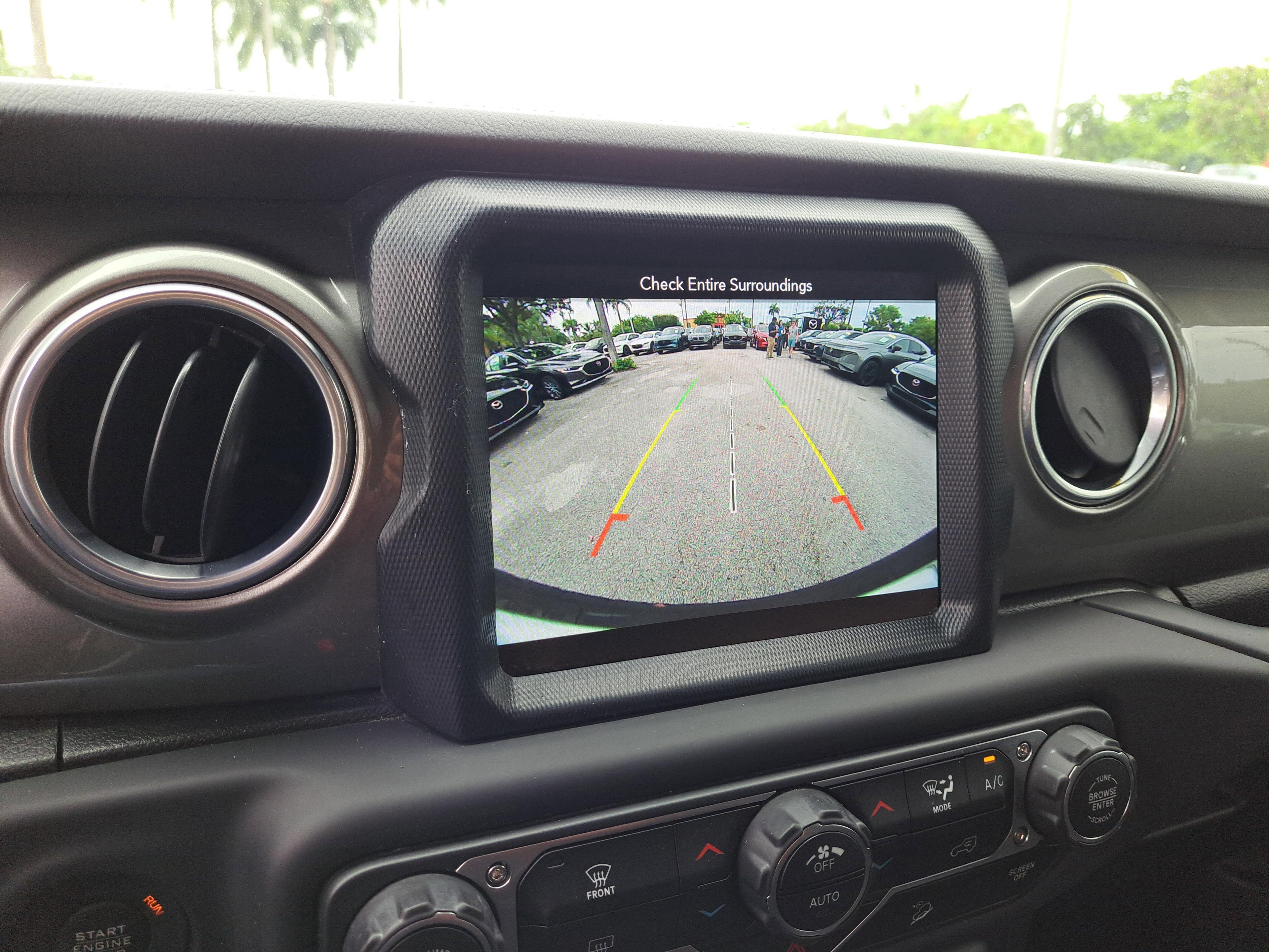 Jeep Wrangler Unlimited Sahara - Thumbnail 17