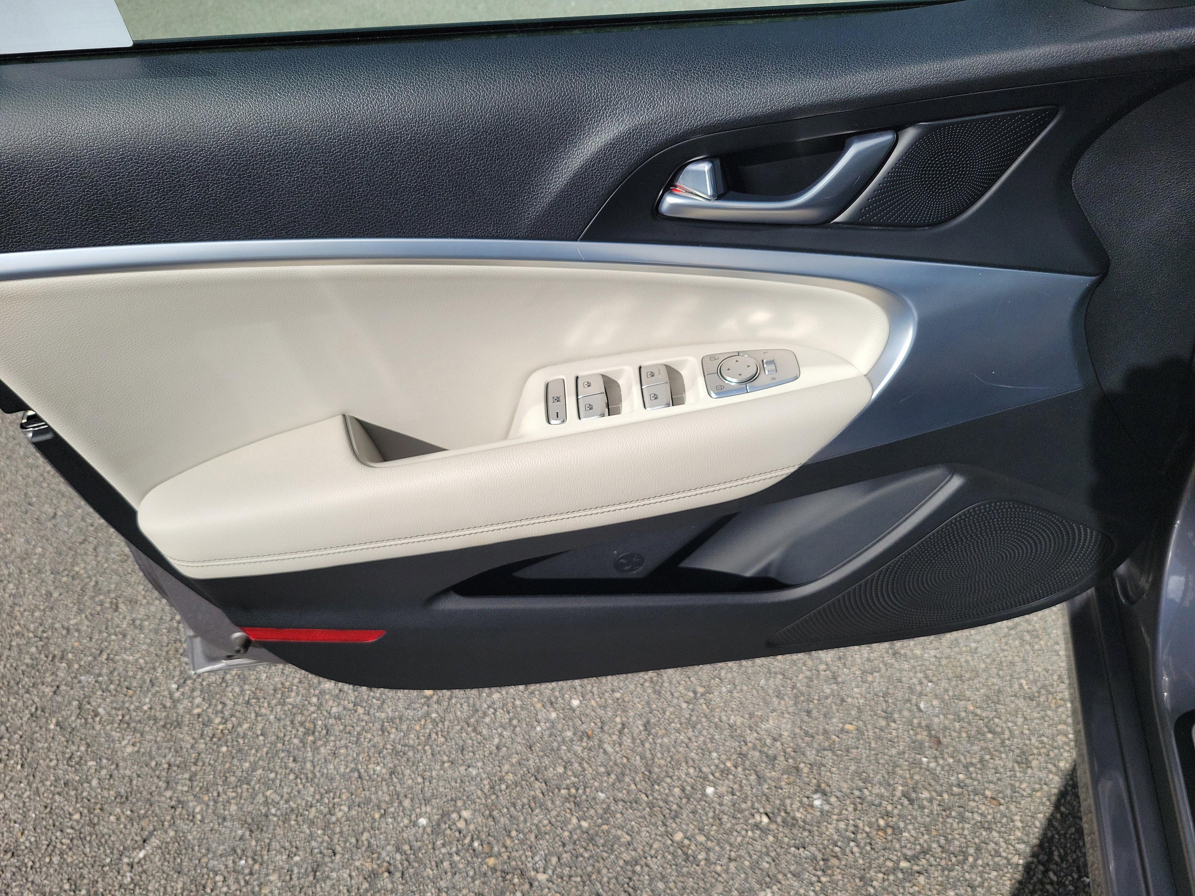 Genesis G70 2.5T - Thumbnail 12