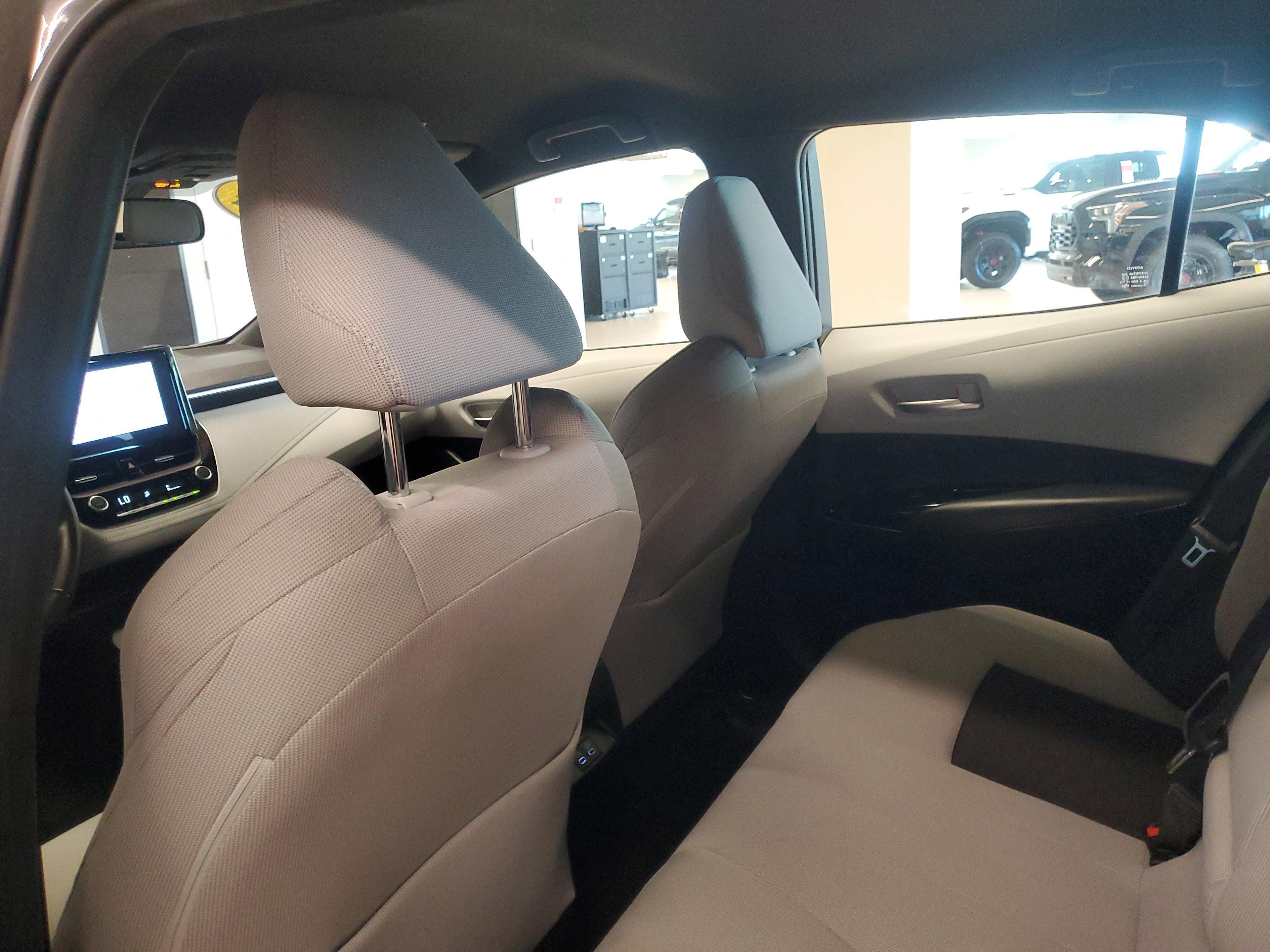 Toyota Corolla Hatchback Se Fwd - Thumbnail 12