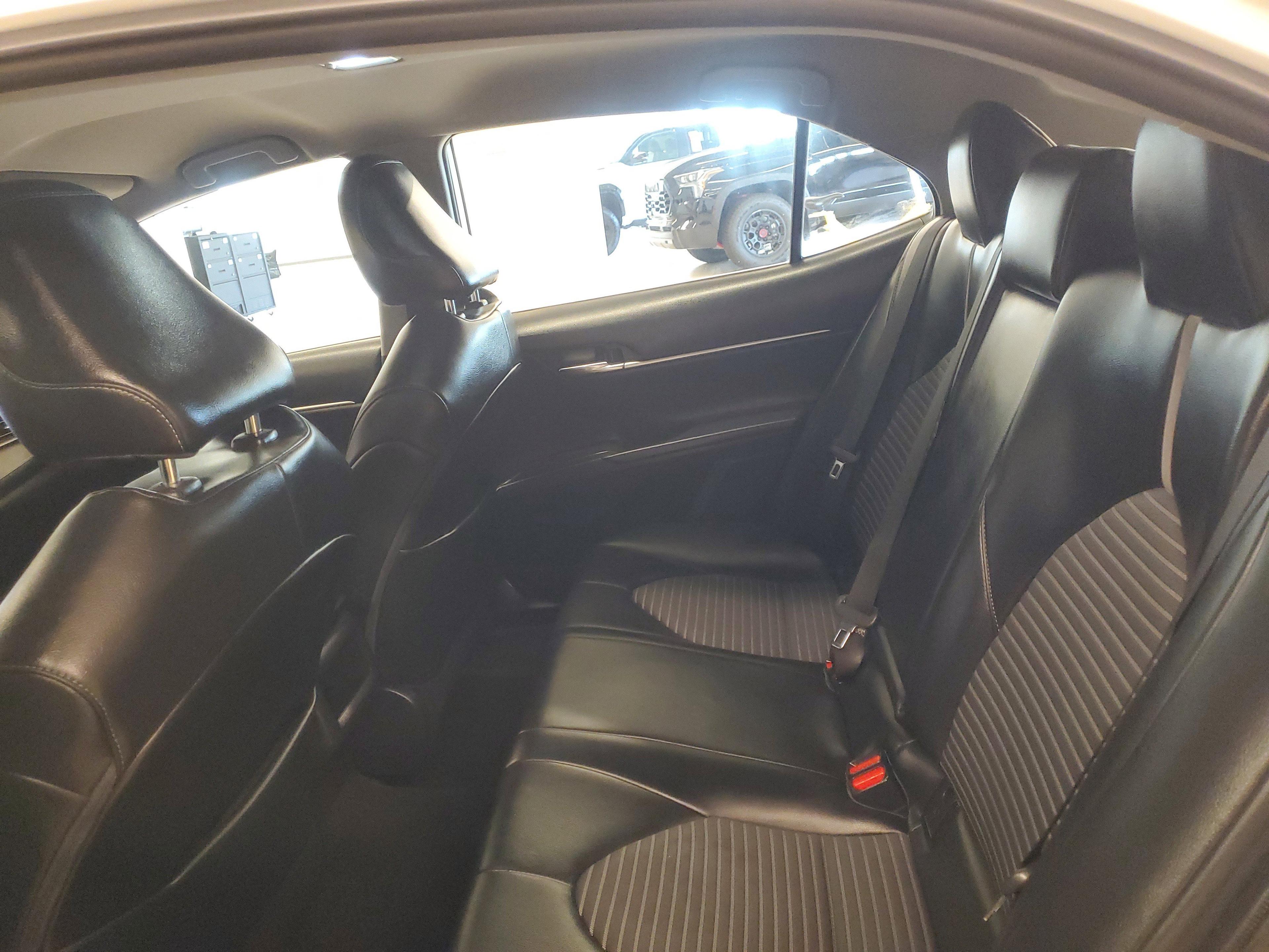 Toyota Camry Se Fwd - Thumbnail 11