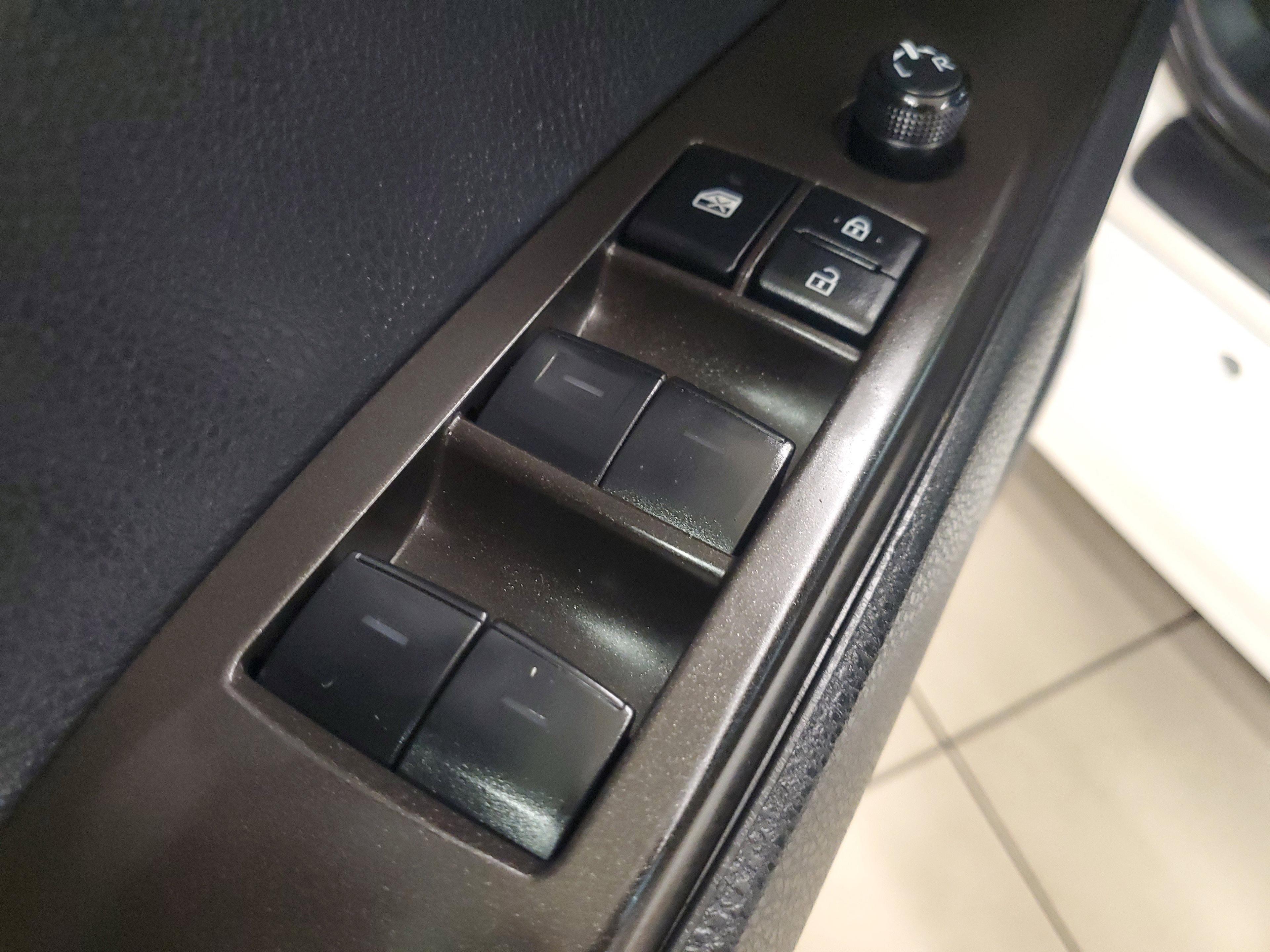 Toyota Camry Se Fwd - Thumbnail 19