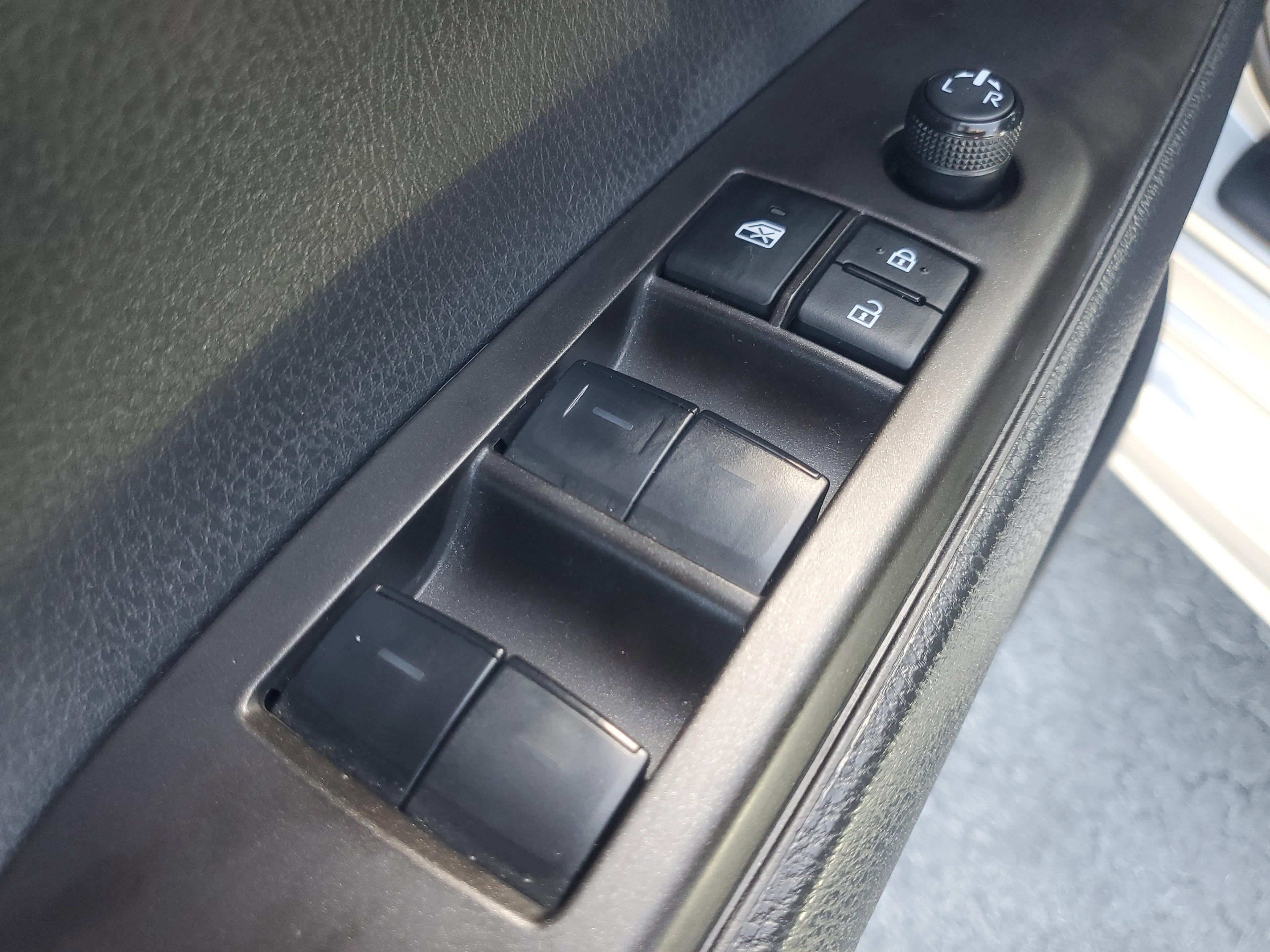 Toyota Camry Se Fwd - Thumbnail 19