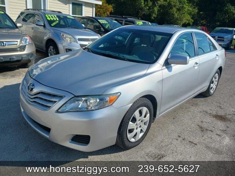 Toyota Camry Le - Thumbnail 2