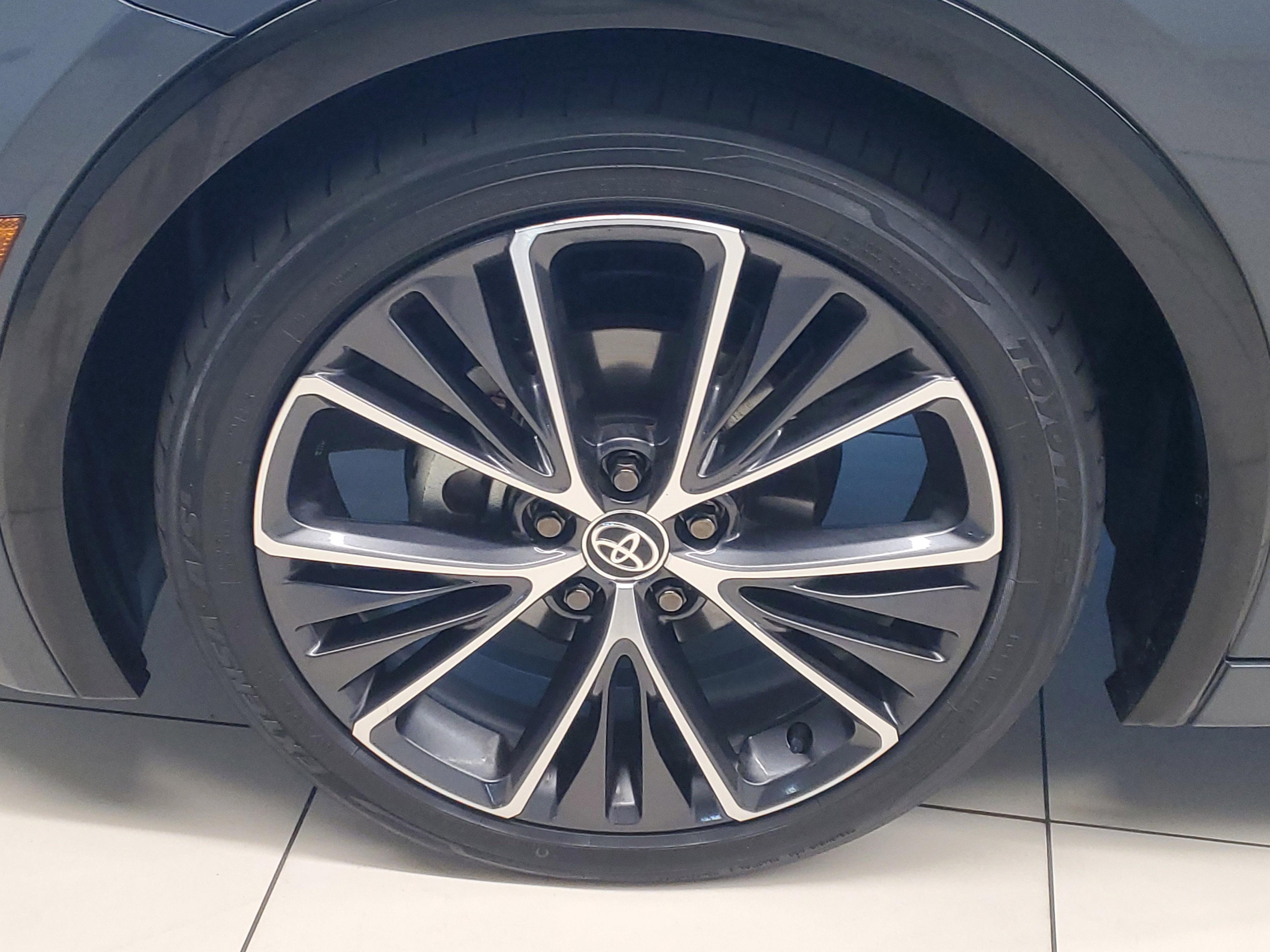 Toyota Prius Limited Fwd - Thumbnail 5