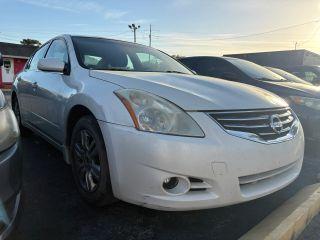 Nissan Altima - Thumbnail 3