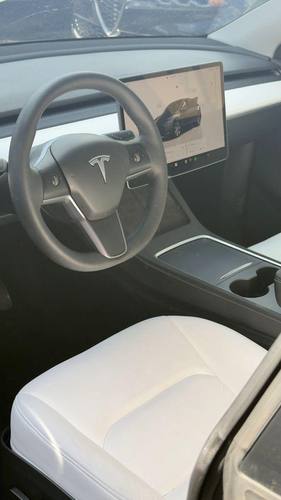 Tesla Model Y - Thumbnail 10