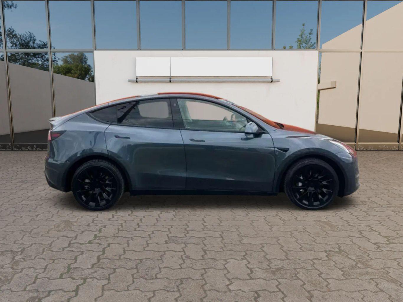 Tesla Model Y - Thumbnail 7