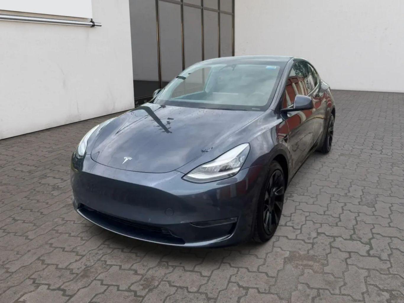 Tesla Model Y - Thumbnail 3