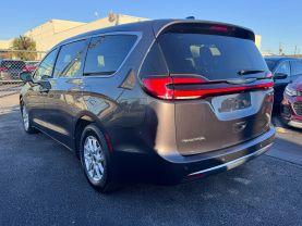 Chrysler Pacifica - Thumbnail 9