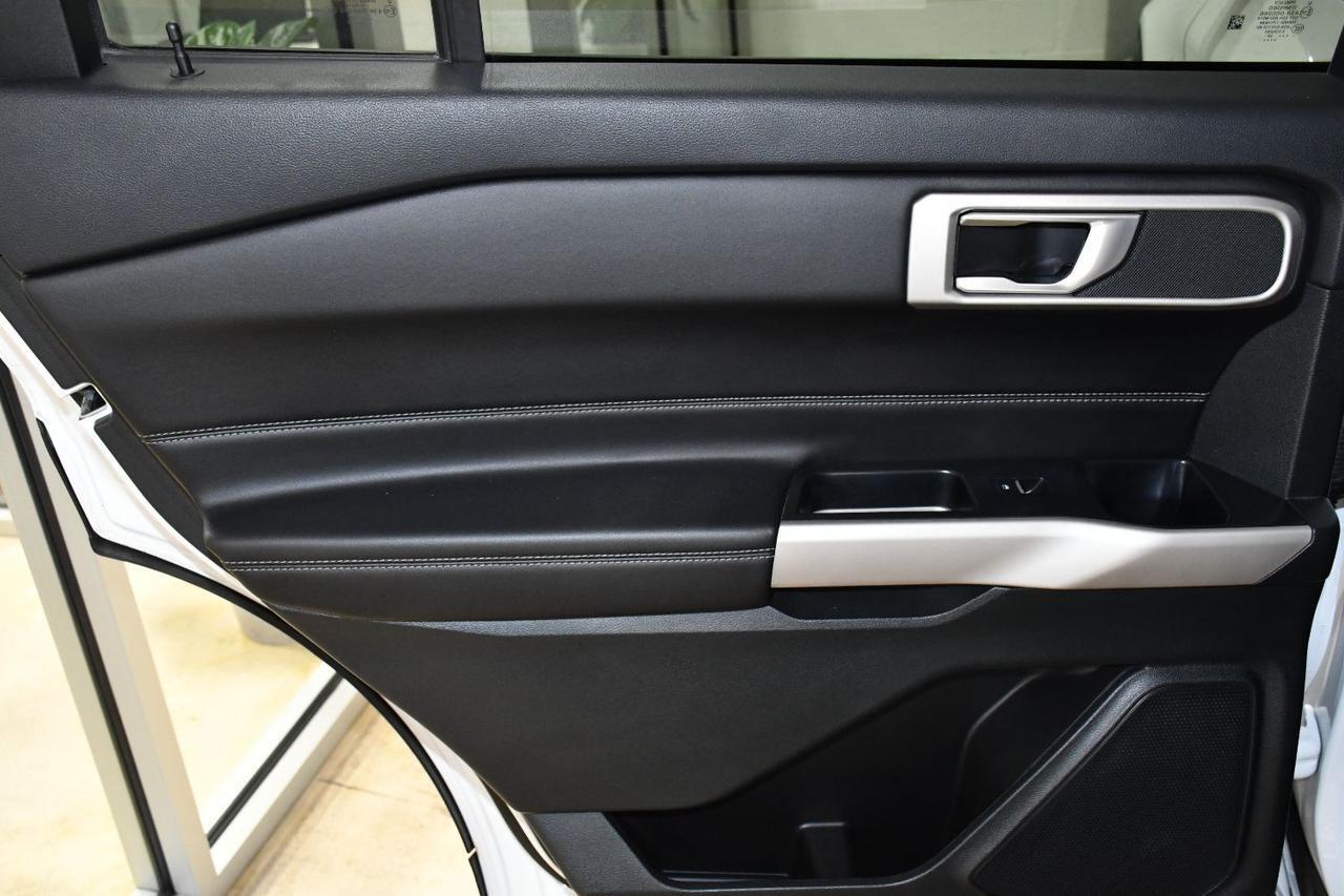 Ford Explorer - Thumbnail 11