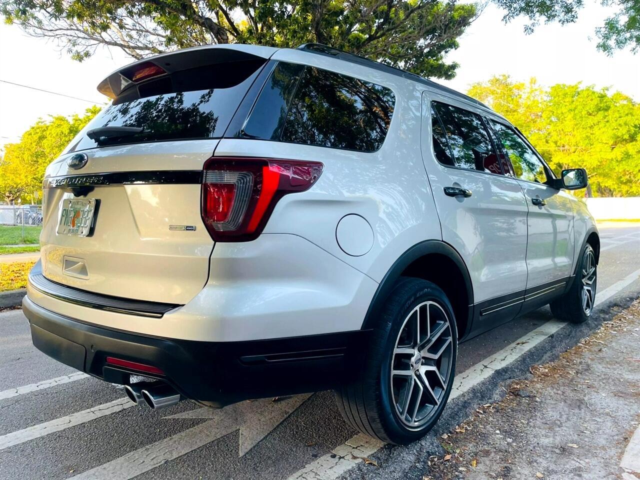 Ford Explorer - Thumbnail 6