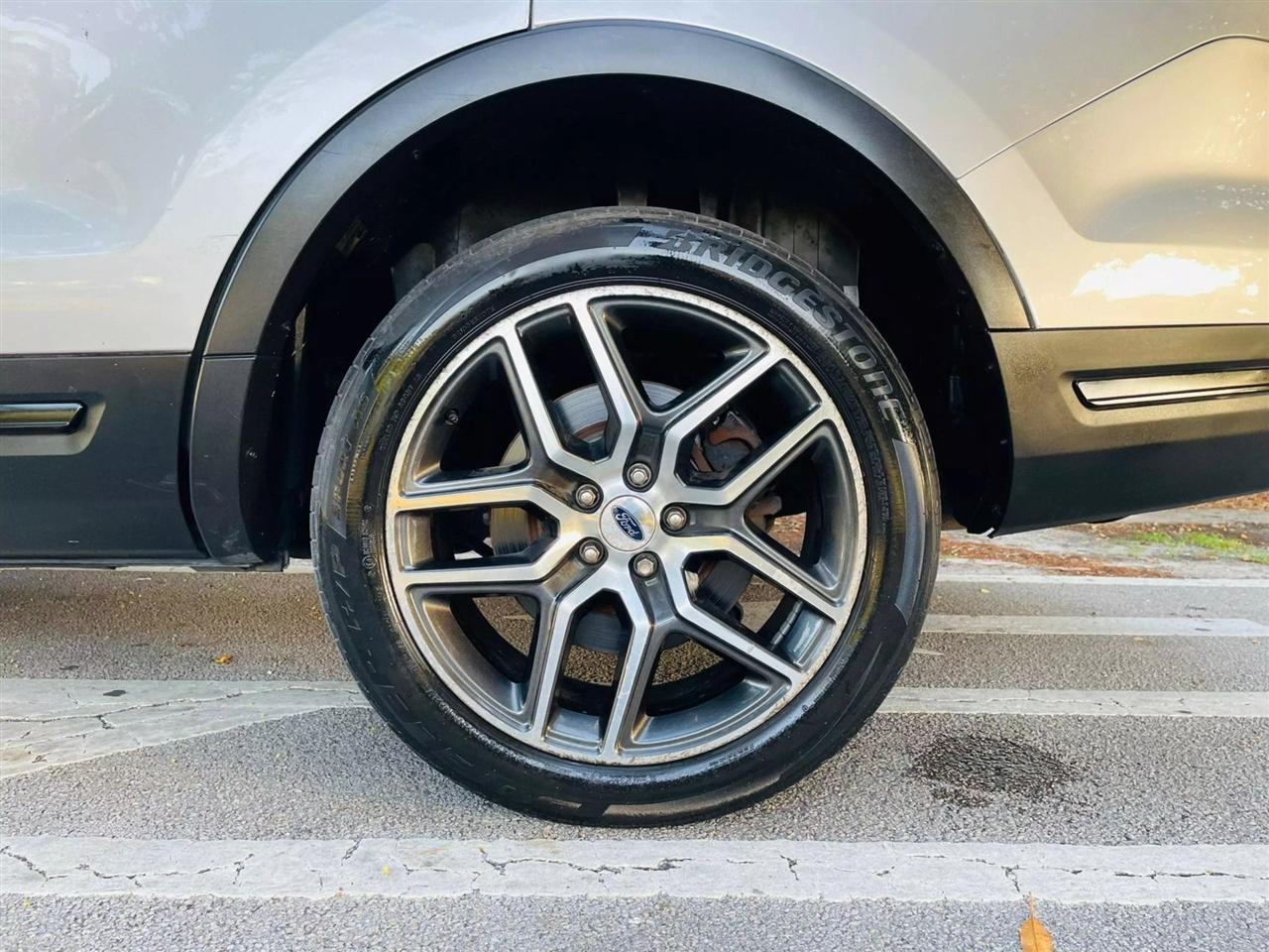 Ford Explorer - Thumbnail 2