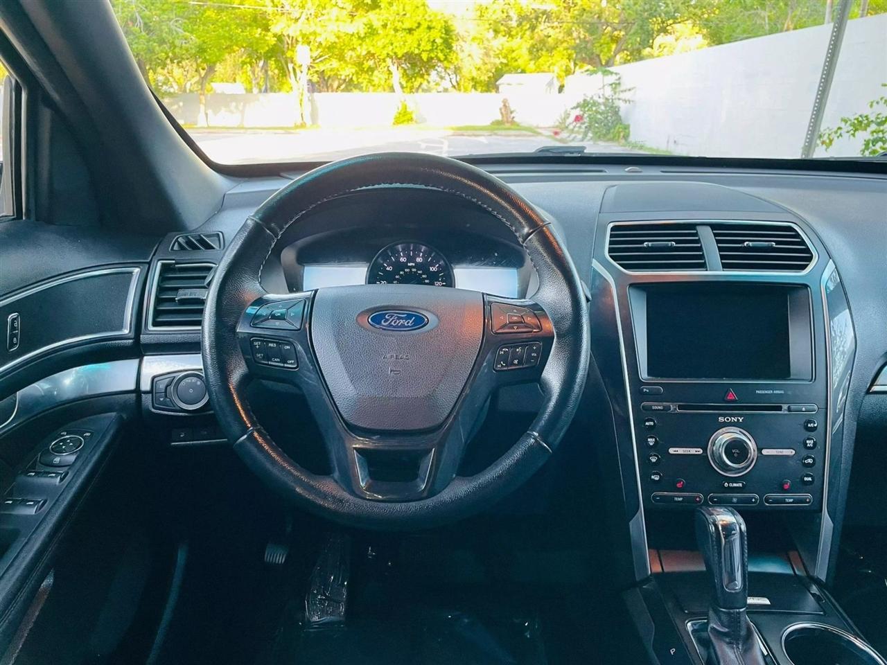 Ford Explorer - Thumbnail 13