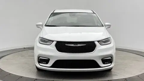 Chrysler Pacifica Hybrid Touring L - Thumbnail 3