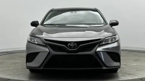 Toyota Camry Se - Thumbnail 3