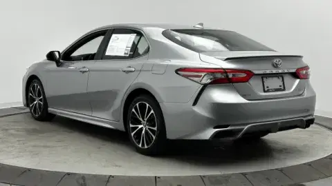 Toyota Camry Se - Thumbnail 5