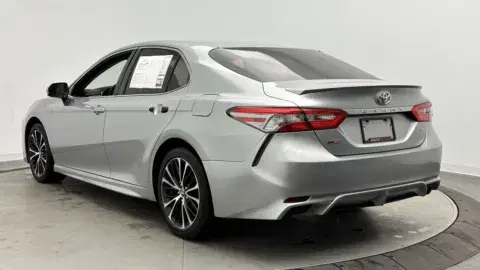 Toyota Camry Se - Thumbnail 6