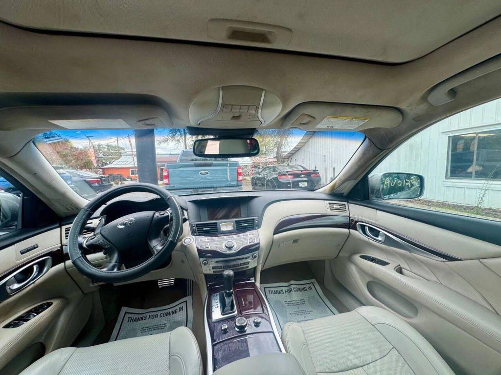 Infiniti M - Thumbnail 2