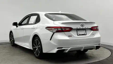 Toyota Camry Se - Thumbnail 5