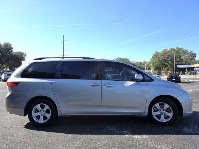 TOYOTA SIENNA - Thumbnail 4
