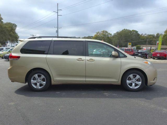 TOYOTA SIENNA - Thumbnail 4