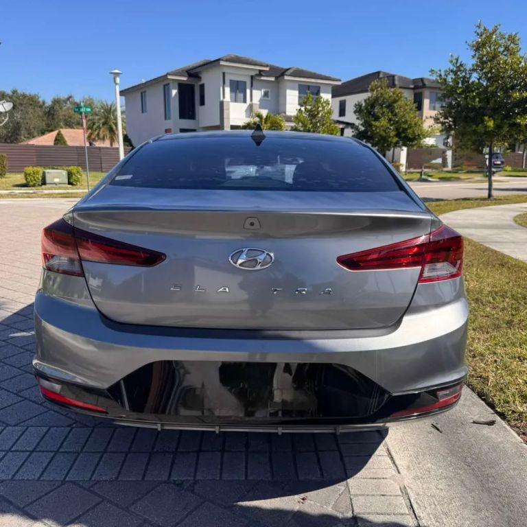 Hyundai Elantra - Thumbnail 8