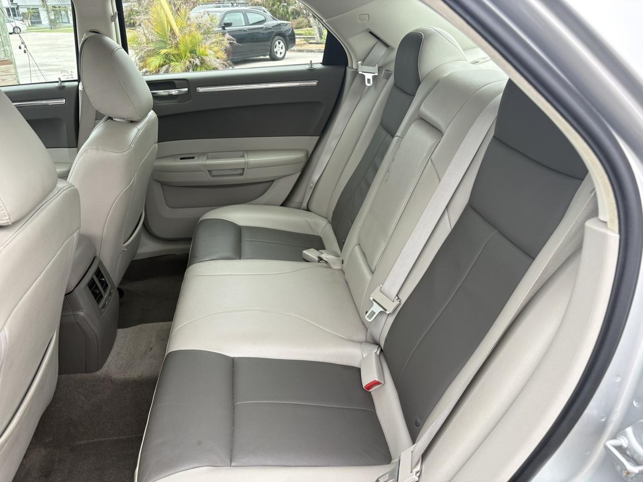 Chrysler 300 - Thumbnail 8