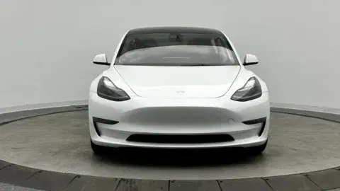 Tesla Model 3 - Thumbnail 3