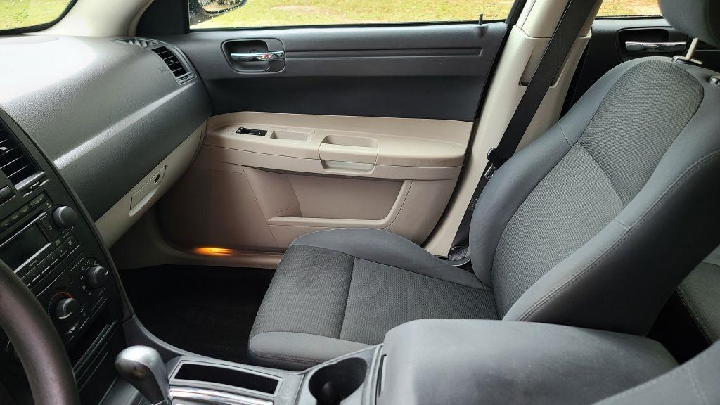 Chrysler 300 Base - Thumbnail 10