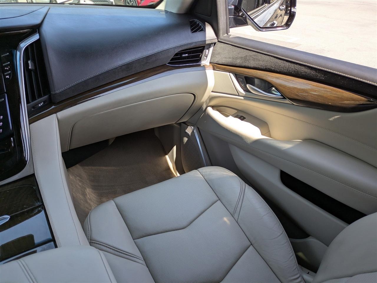 Cadillac Escaladeluxury 2Wd - Thumbnail 20