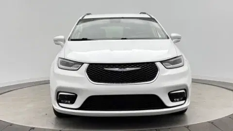 Chrysler Pacifica Hybrid Touring L - Thumbnail 3