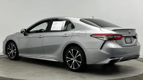 Toyota Camry Se - Thumbnail 6
