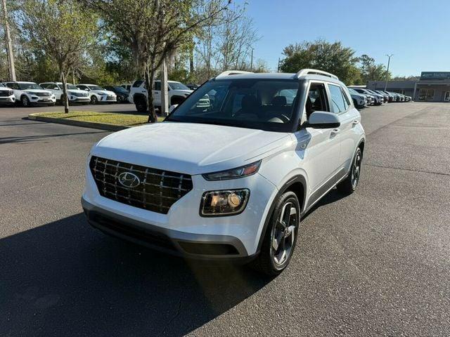 Hyundai Venue SEL IVT - View 1