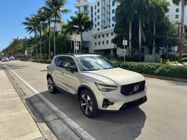 VOLVO XC40 - Thumbnail 3