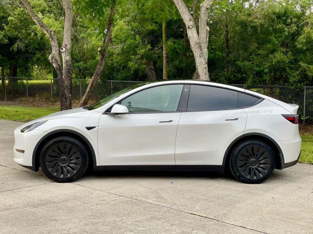 TESLA MODEL Y - Thumbnail 3