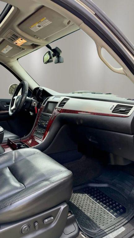 Cadillac Escalade - Thumbnail 18