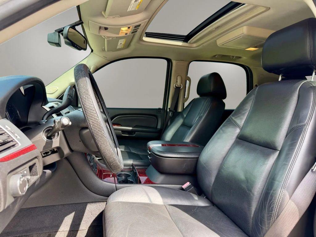 Cadillac Escalade - Thumbnail 12