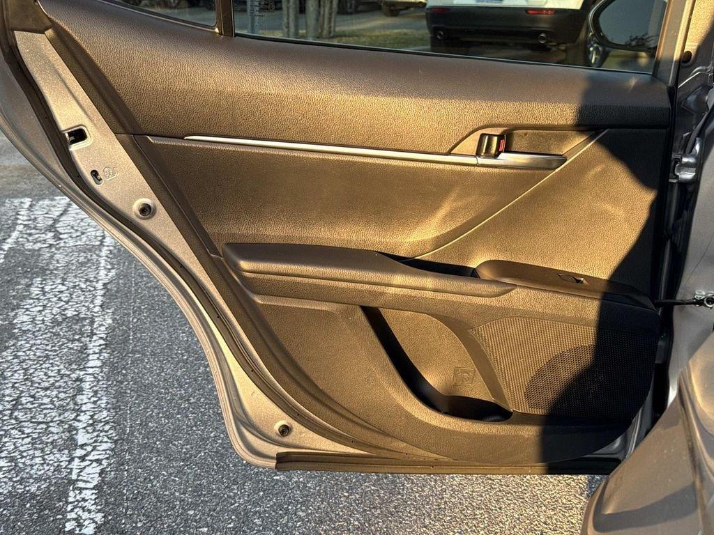 Toyota Camry Se - Thumbnail 15