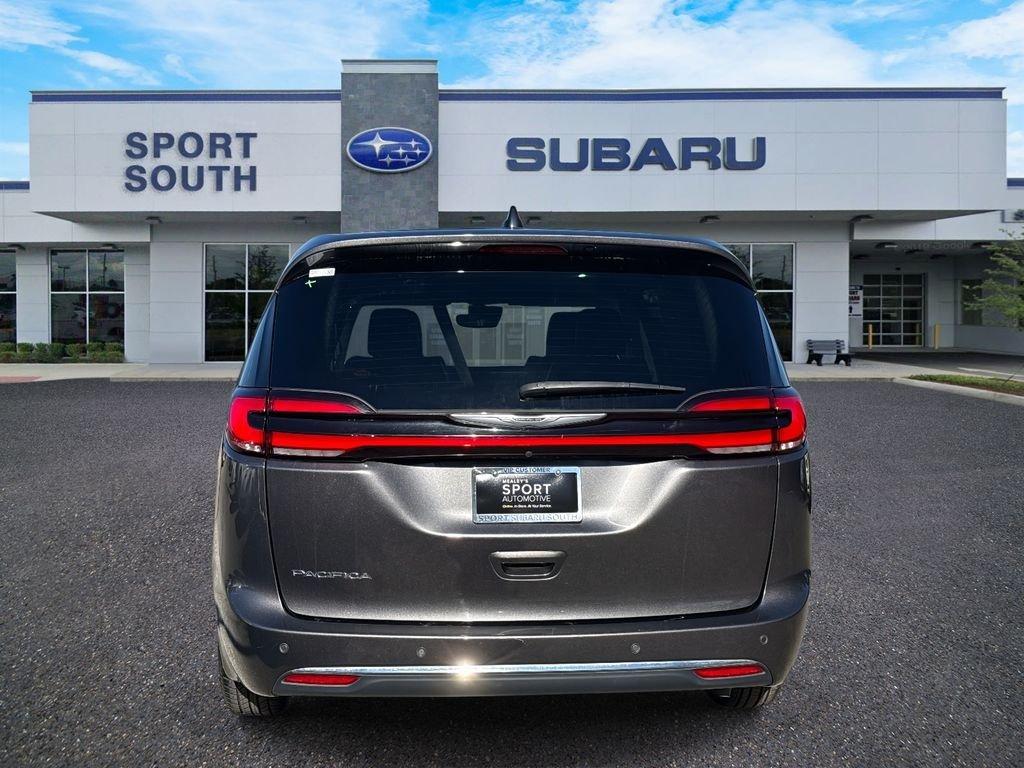 Chrysler Pacifica Touring L - Thumbnail 5