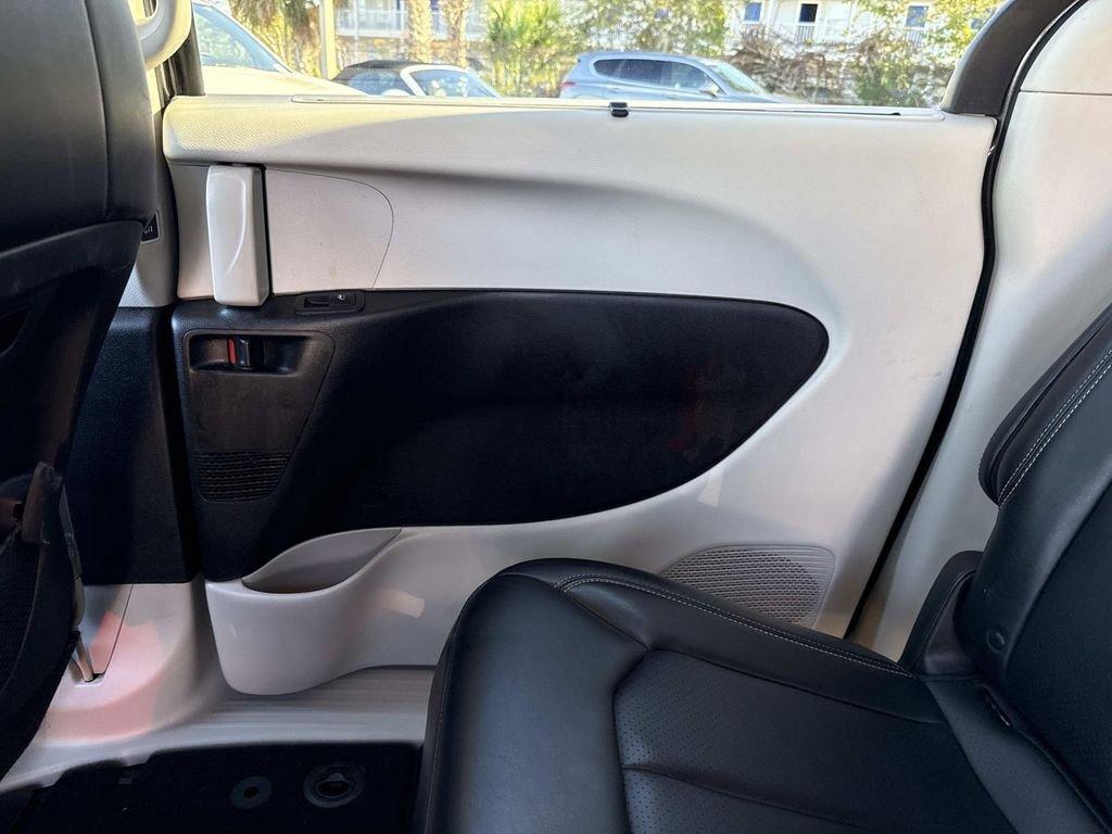 Chrysler Pacifica Touring L - Thumbnail 17