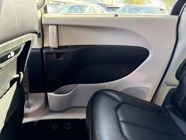 Chrysler Pacifica Touring L - Thumbnail 18