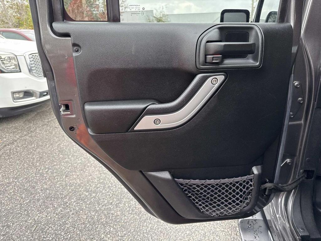 Jeep Wrangler Unlimited Sahara - Thumbnail 16