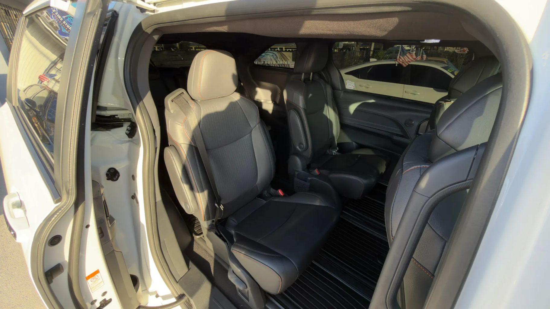 Toyota Sienna - Thumbnail 20