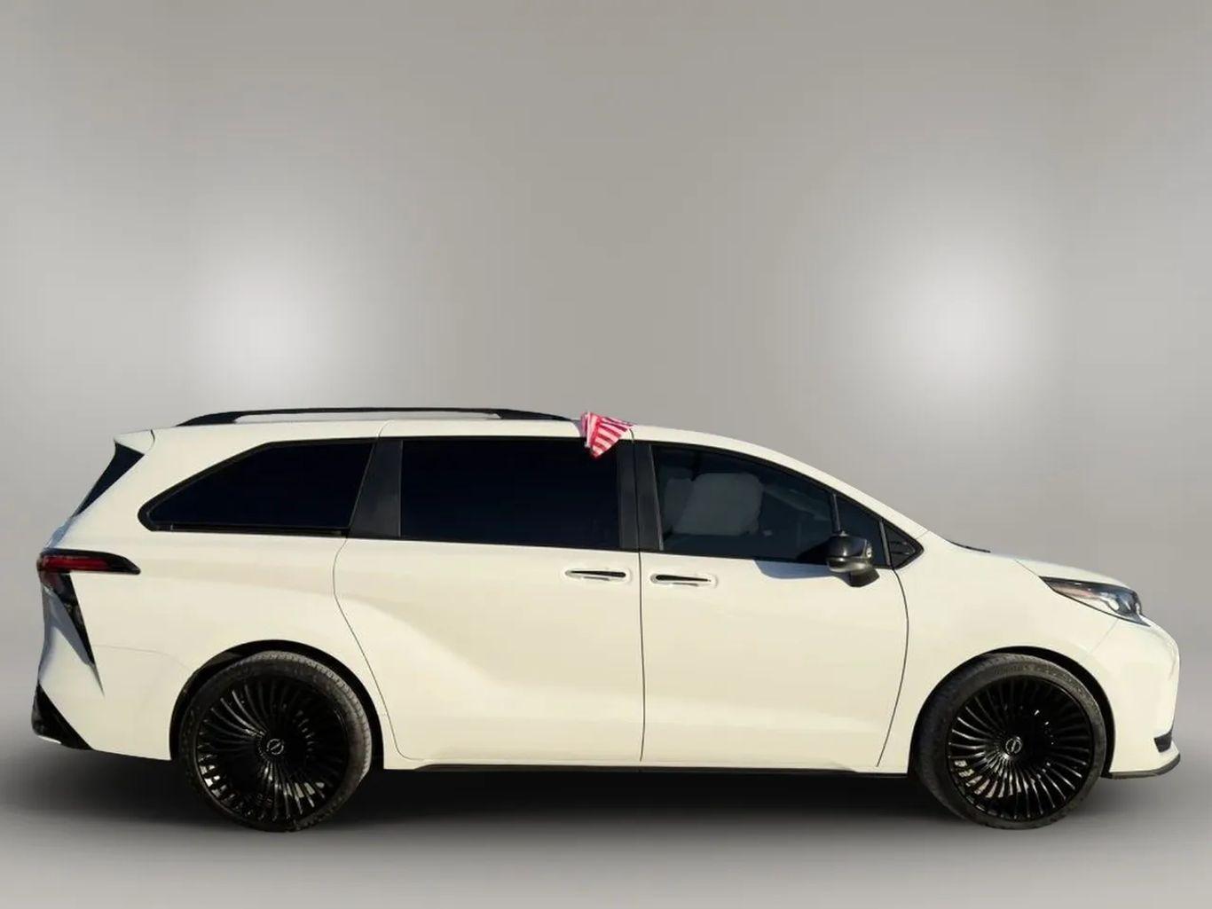 Toyota Sienna - Thumbnail 14