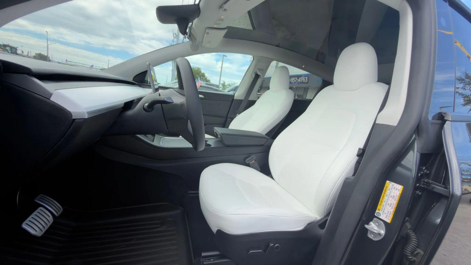 Tesla Model Y - Thumbnail 4