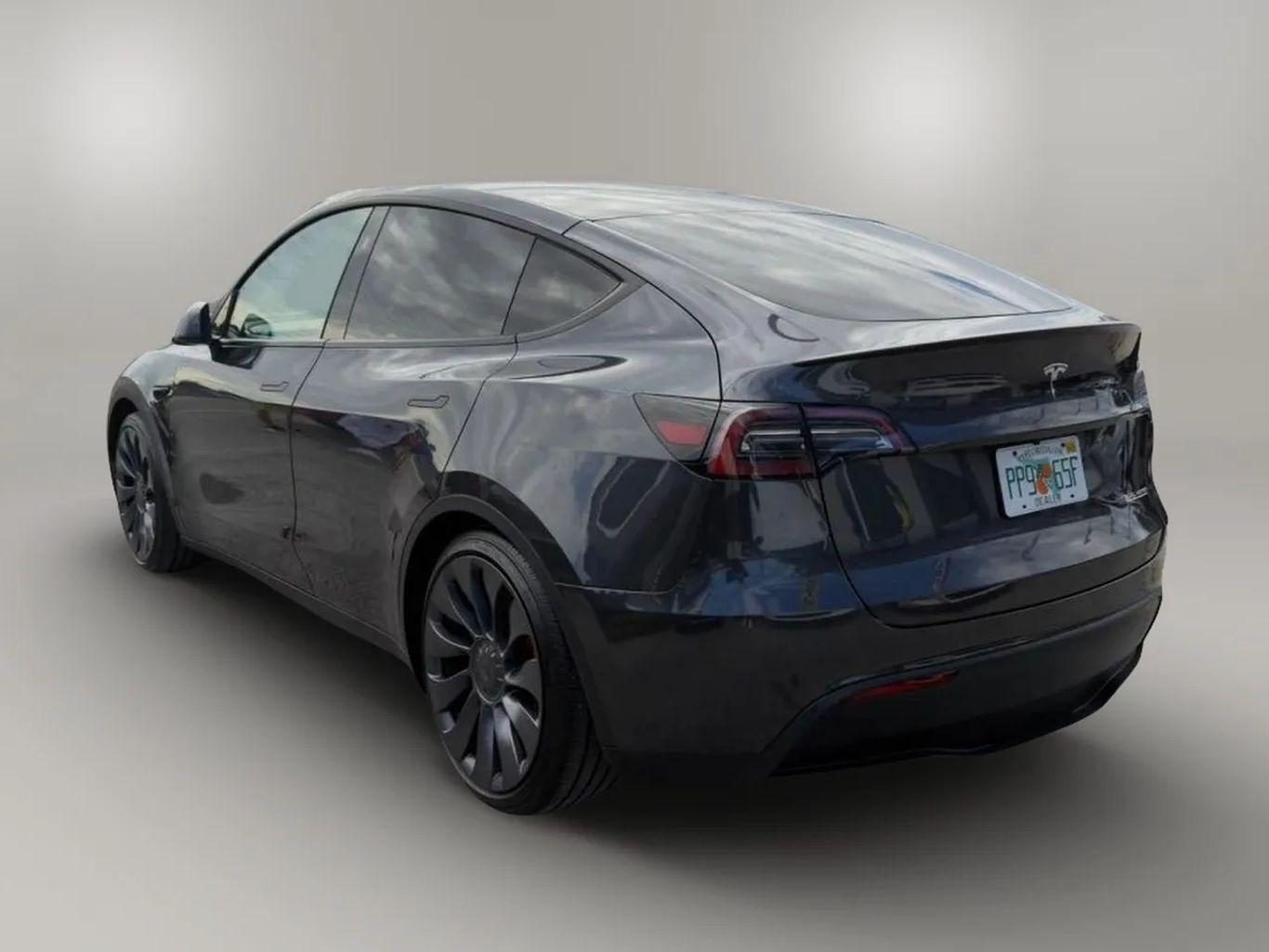 Tesla Model Y - Thumbnail 11