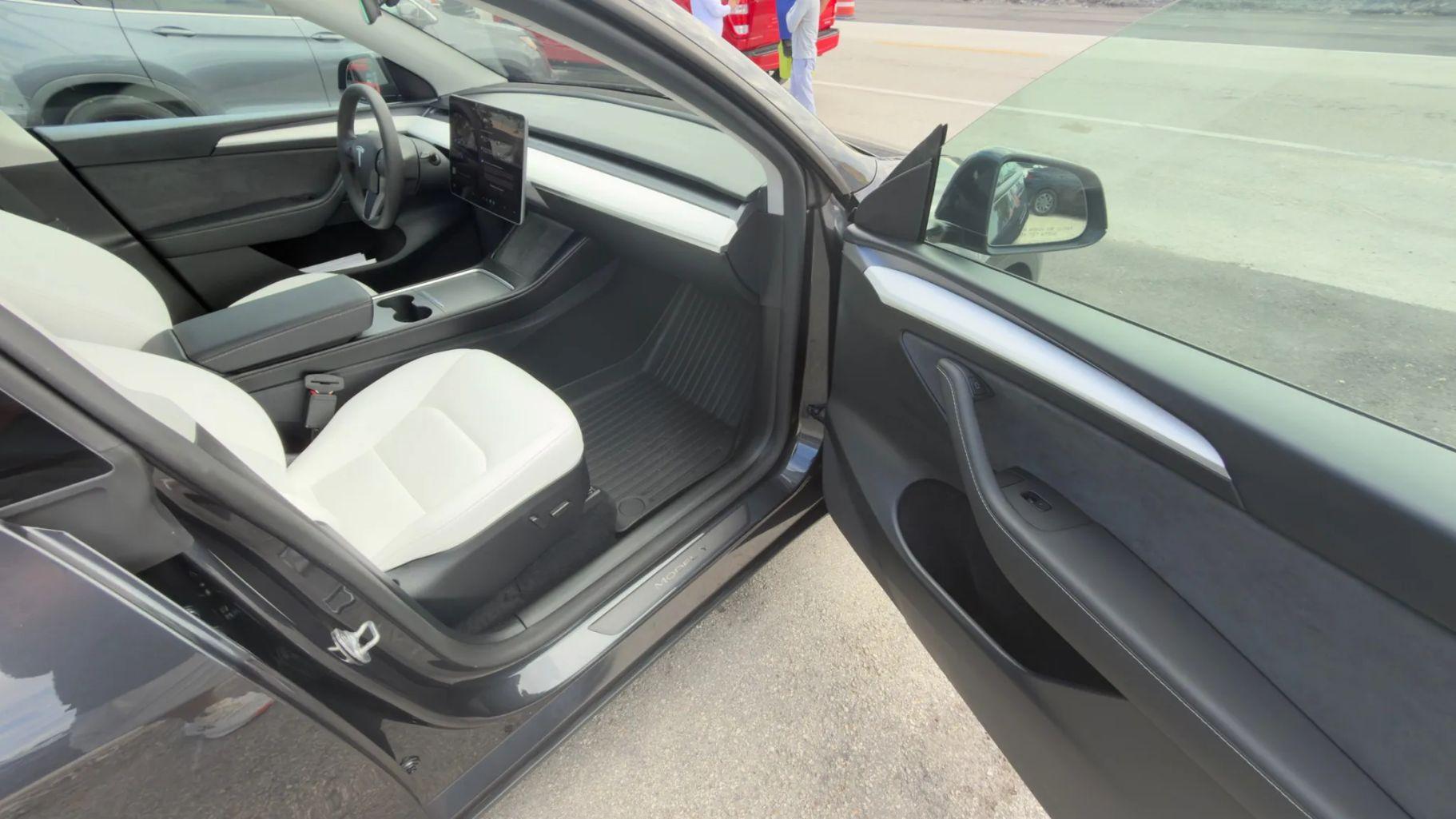 Tesla Model Y - Thumbnail 14