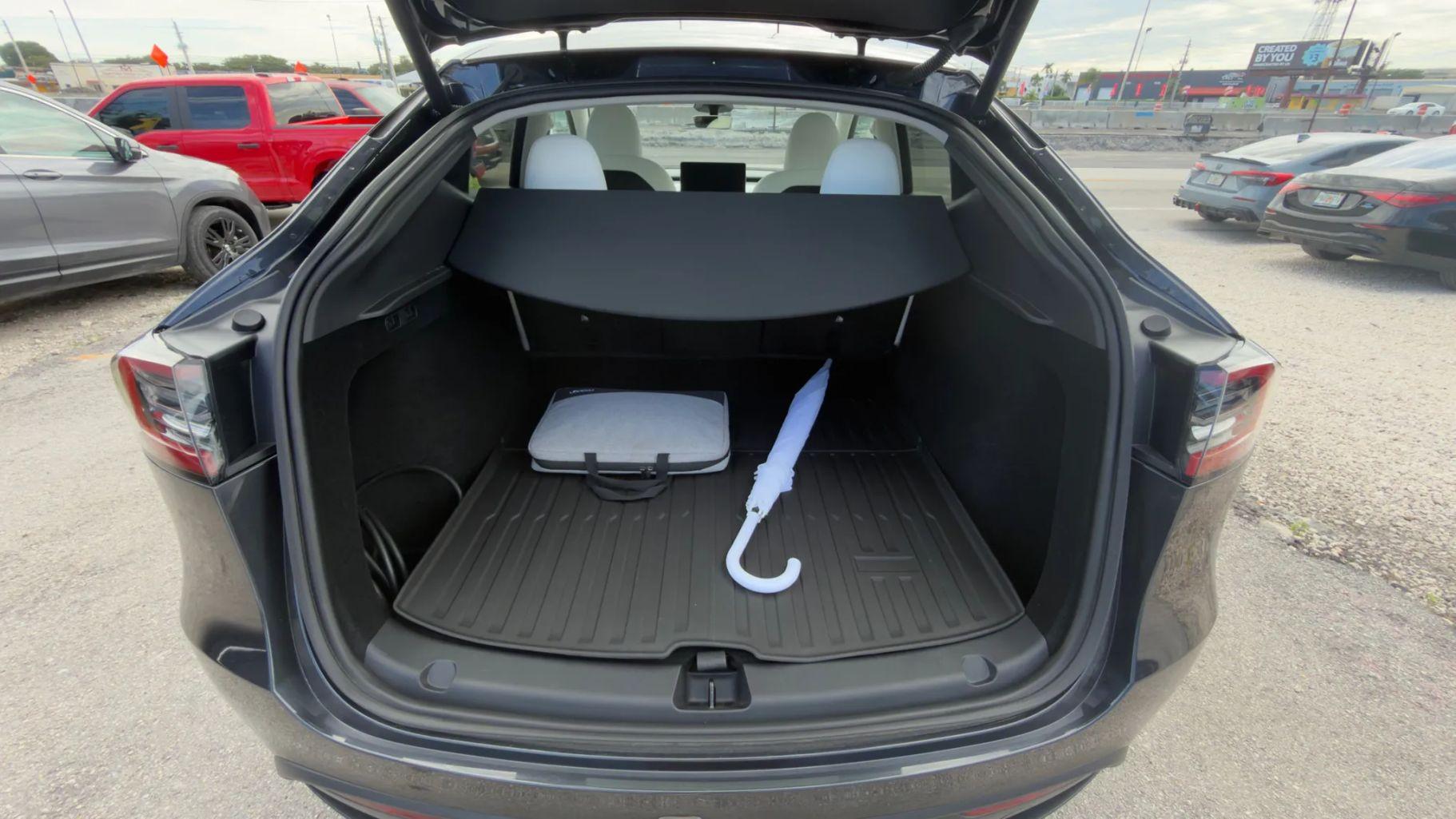 Tesla Model Y - Thumbnail 18