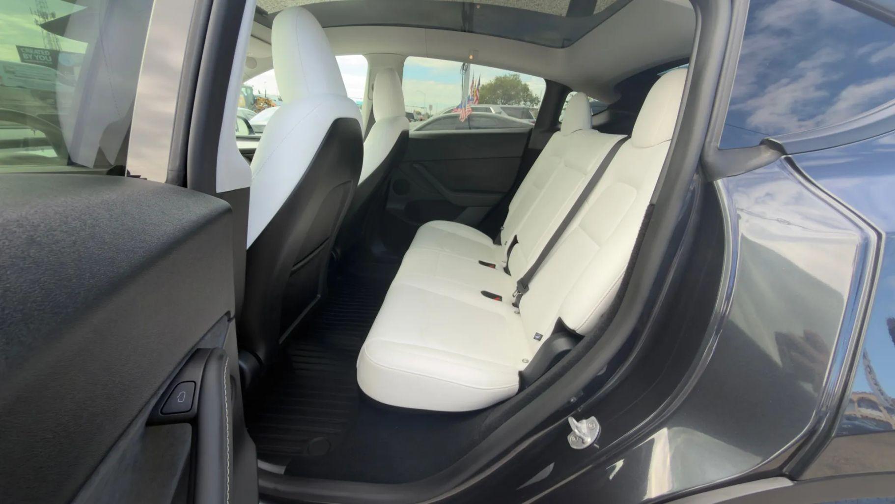 Tesla Model Y - Thumbnail 2