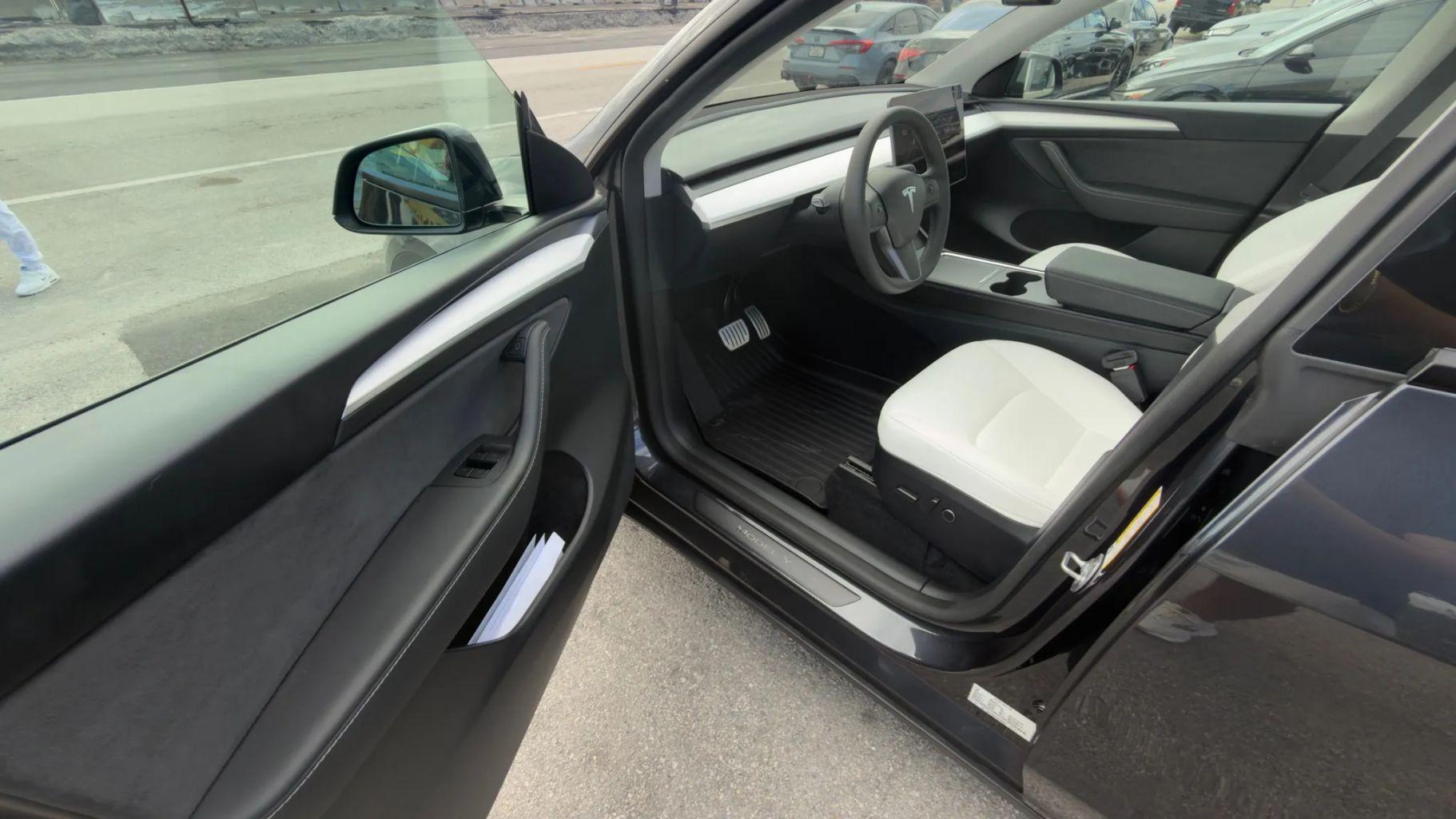 Tesla Model Y - Thumbnail 3